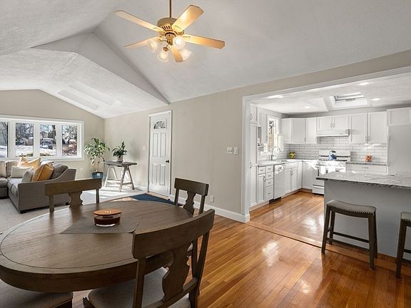 5th image of 35 Lincoln Ave