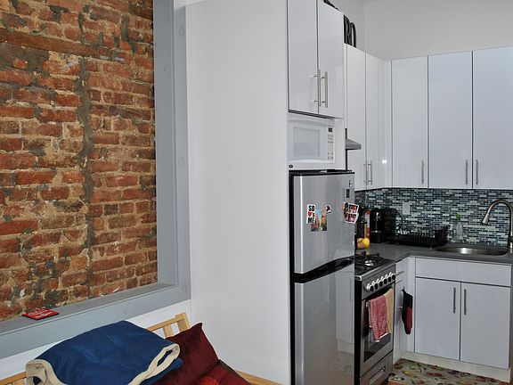 4th image of 977 Putnam Ave