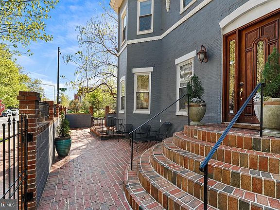 4th image of 656 9th St NE