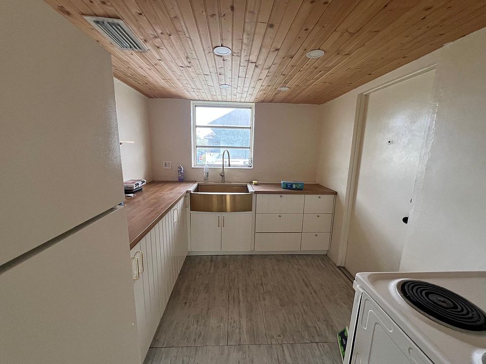 Ample kitchen with stove, refrigerator, cabinets