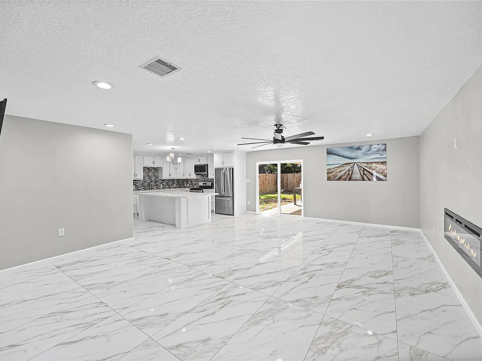 4 bed, 2.5 bath, 1195 sqft, $2,400 — Photo 4