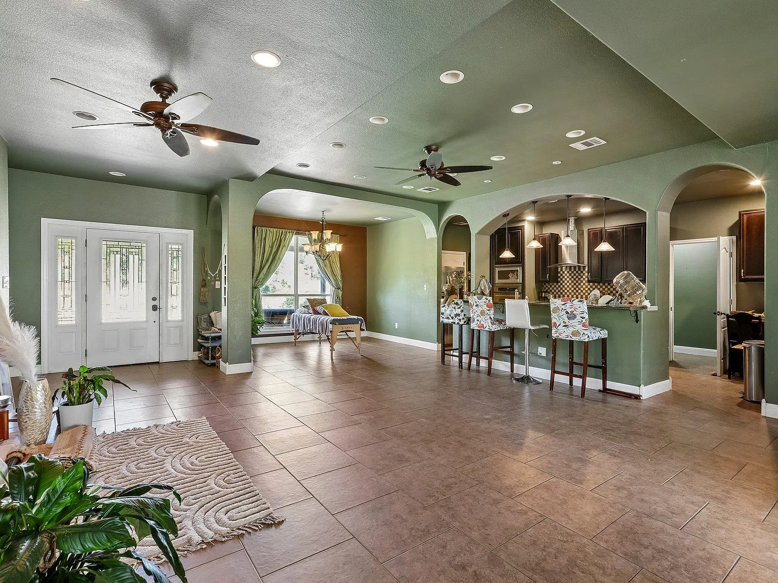 4 bed, 2.0 bath, 1919 sqft, $1,950 — Photo 4