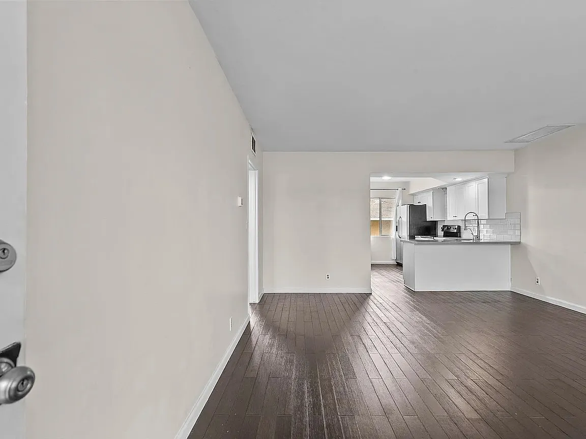 Building Photo - 312 N Louise St #210
