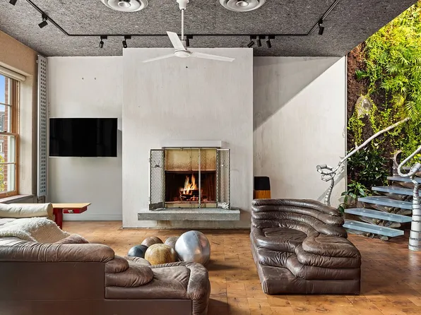 527 Hudson St #Penthouse 3, Manhattan, NY 10014