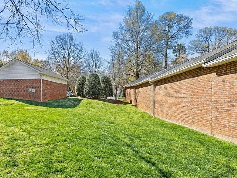 5601 Fairview Rd — Photo 2