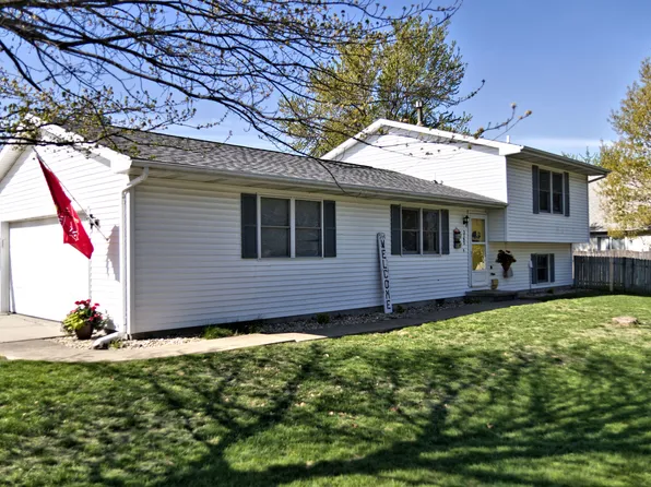 2702 Binghamton Ln, Bloomington, IL 61705