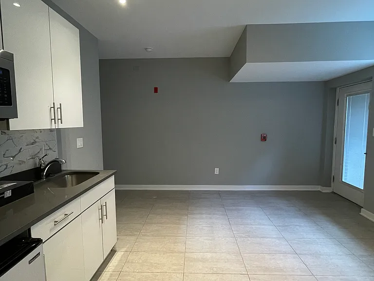 533 N Budd St #A1 — Photo 4