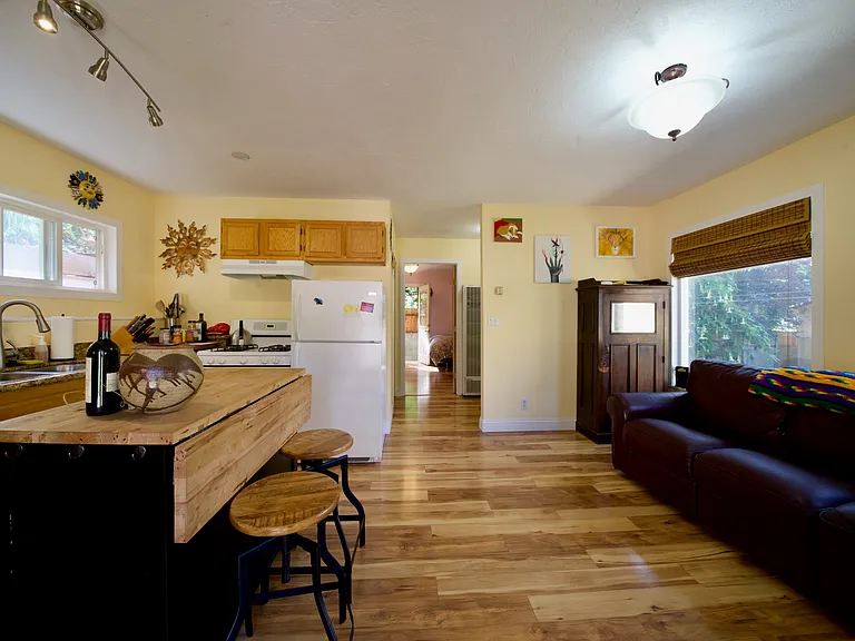 224 Winona Ave — Photo 5