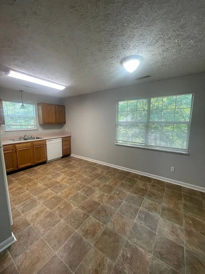 3 bed, 2.0 bath, 1800 sqft, $2,299 — Photo 4