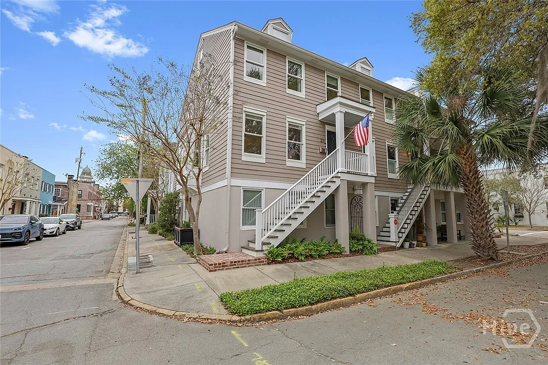 2 bed, 2.5 bath, 2464 sqft, $5,000 — Photo 1