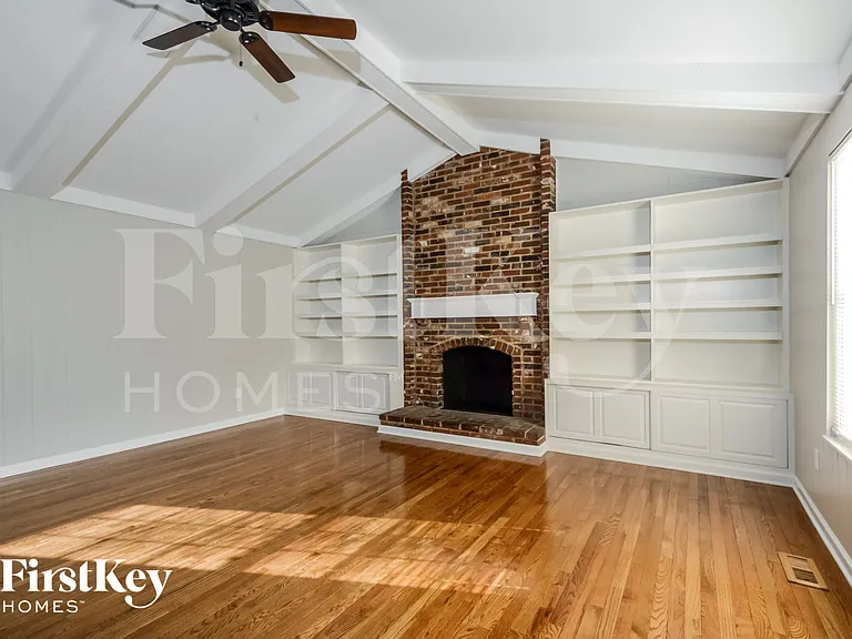 1530 Froesel Dr — Photo 3