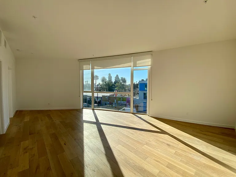 5135 W Adams Blvd #301 — Photo 8
