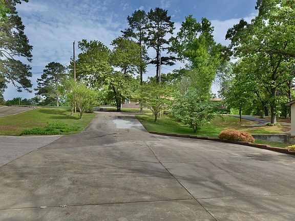 5th image of 210 Edgewater Cir