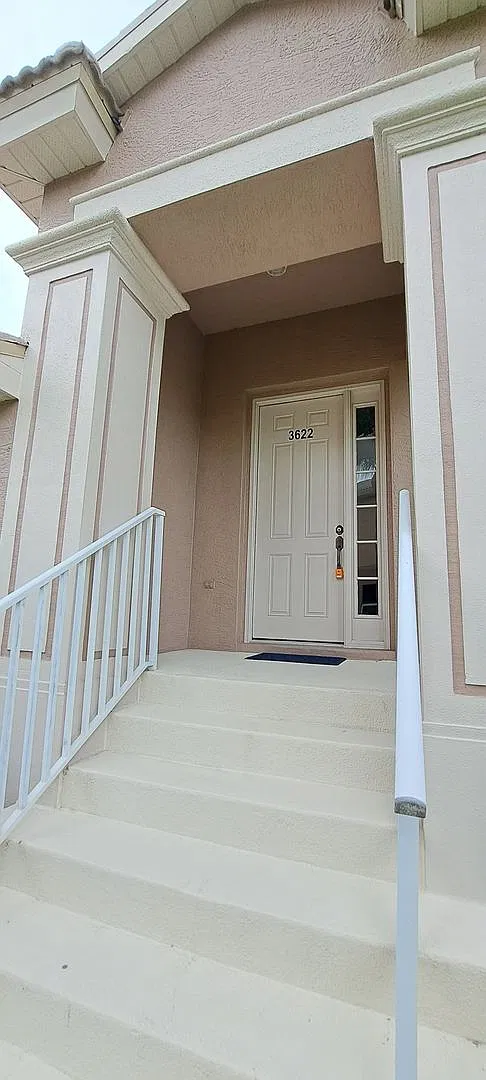 Townhouse available for rent. 3Bed/2bath. Special Offer! Qualify for a deposit-free option and sa... — Photo 2
