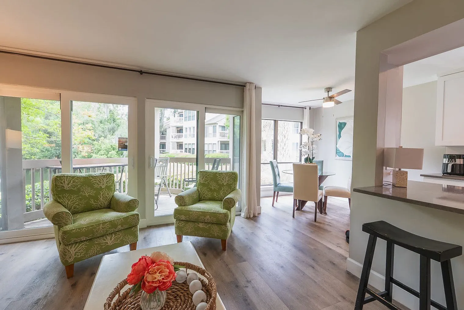 1 bed, 1.0 bath, 1044 sqft, $2,904 — Photo 2
