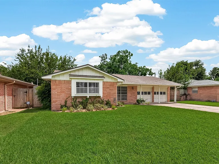 6727 Grovewood Ln — Photo 2