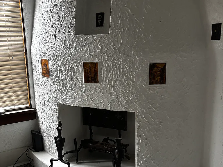 Decorative fireplace in Sitting room