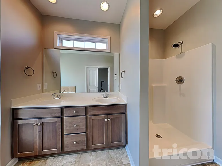 925 Beverly Ct — Photo 10