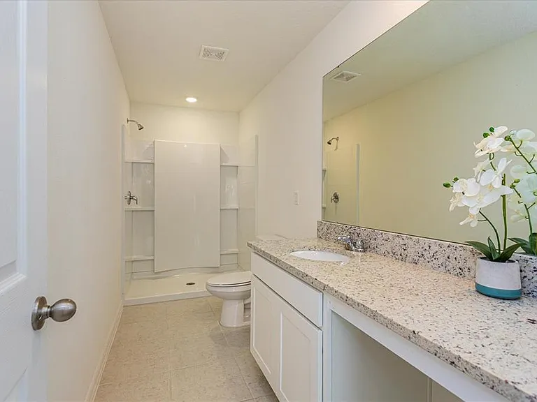 352 Towns Cir — Photo 14