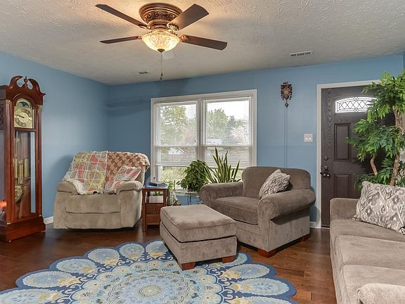 5th image of 3229 Mirror Lake Dr