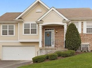 576 Lincoln Station Dr, Oswego, IL 60543