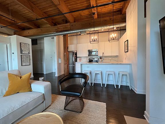 3rd image of 2511 W Moffat St APT 203