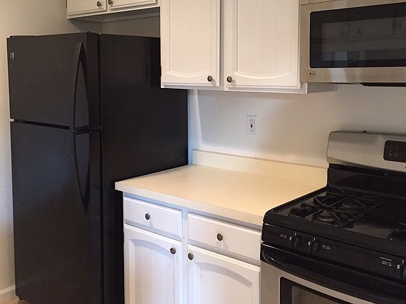 5th image of 255 5th St Unit D