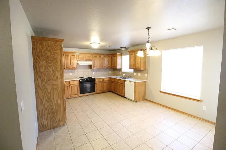 620 Eastview Dr — Photo 5