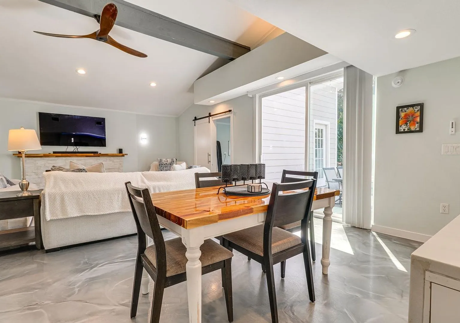 Fully furnished home - Available now! — Photo 4