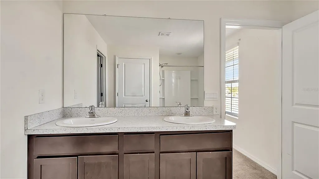 4 bed, 3.0 bath, 2435 sqft, $2,550 — Photo 4
