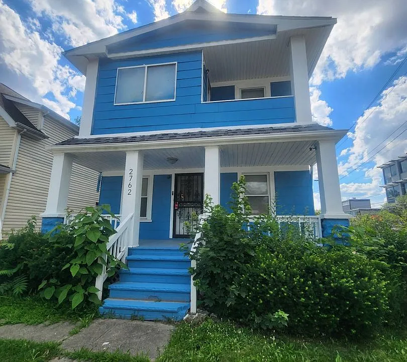 2762 E 120 St