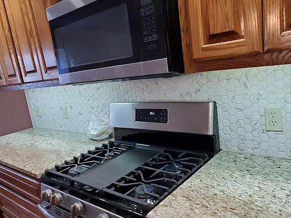 Gas Range and undercounter lighting