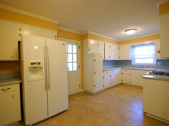 5th image of 409 Rosemary Ln