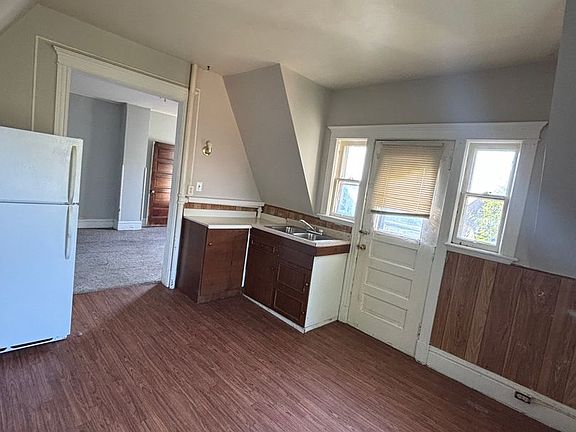 2nd image of 1423 Summit St