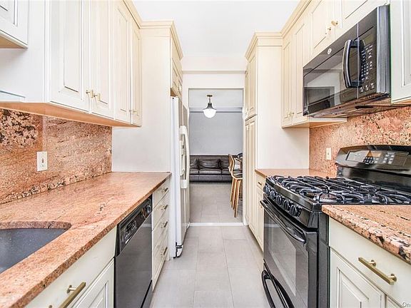 5th image of 3720 Independence Ave APT 1E