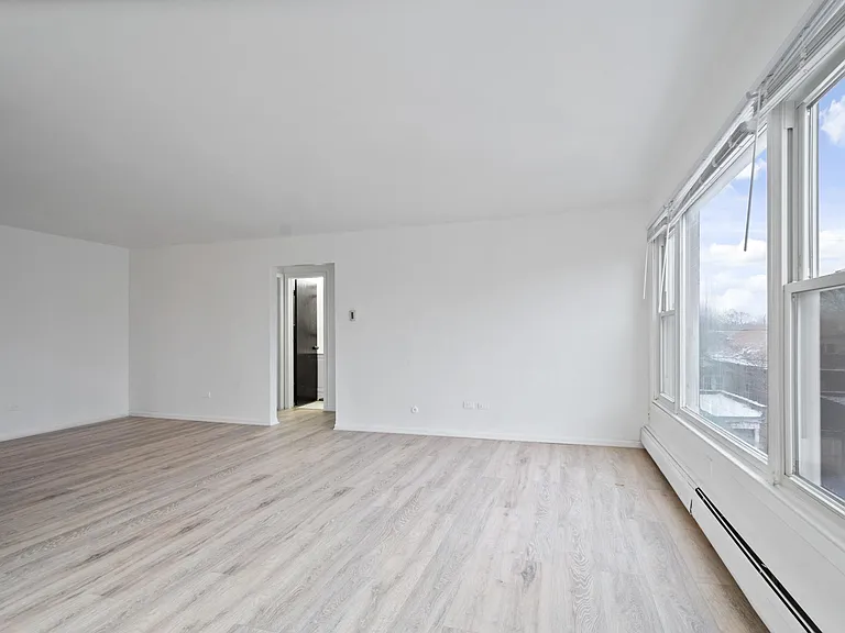 6645 N California Ave #302 — Photo 2