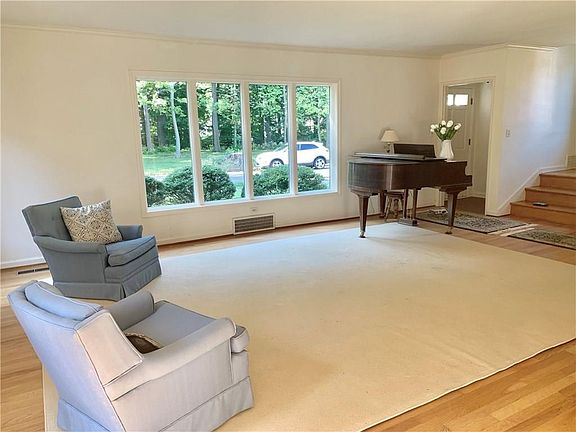 4th image of 419 Crescent Dr