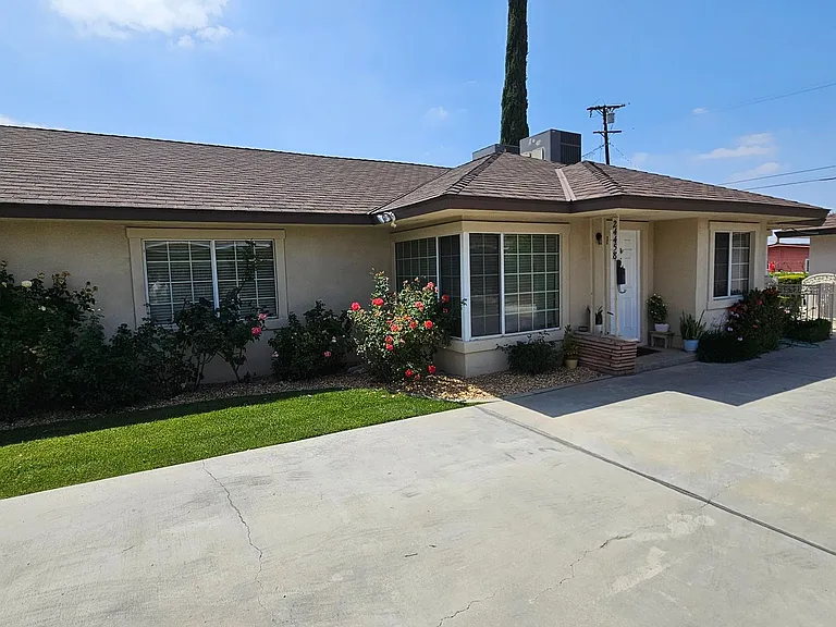 24458 University Ave — Photo 2