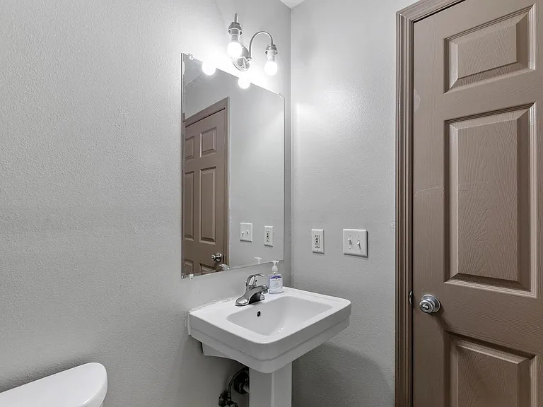 1235 N. Bronough Street — Photo 31