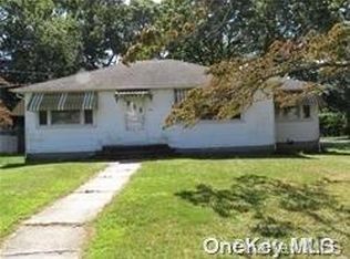 186 Prince Rd, Rocky Point, NY 11778