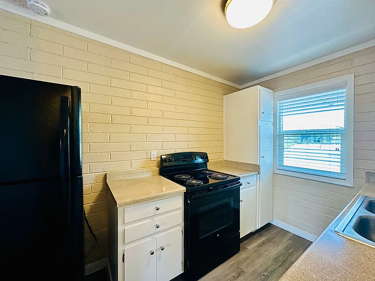 Bel Air Apartments — Photo 22