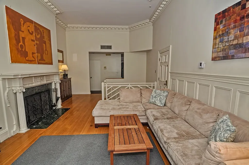 2 bed, 1.5 bath, 1300 sqft, $5,300 — Photo 2