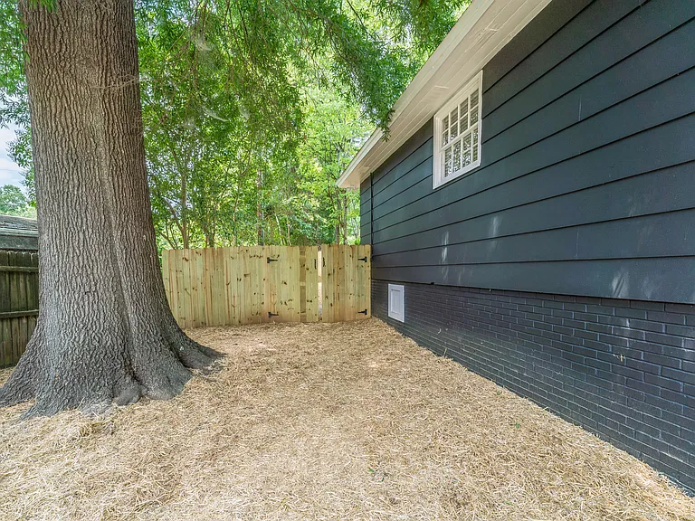 1719 Academy St — Photo 4