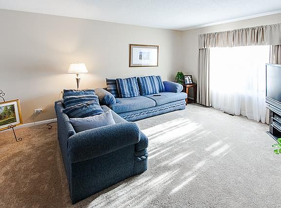 5th image of 30W240 Holyoke Ct