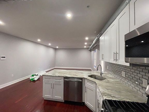 4th image of 300-302 Richmond St #16