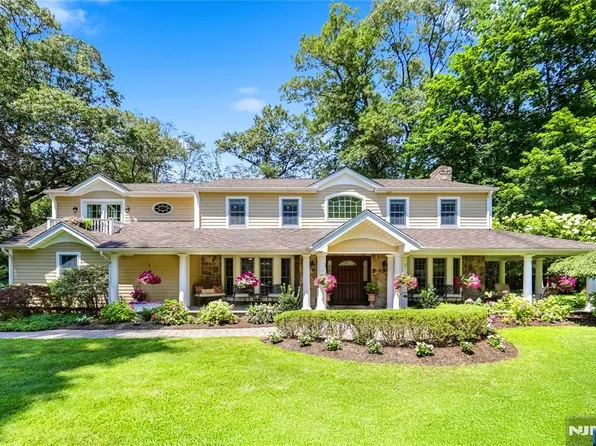 72 Old Farms Rd, Woodcliff Lake, NJ 07677