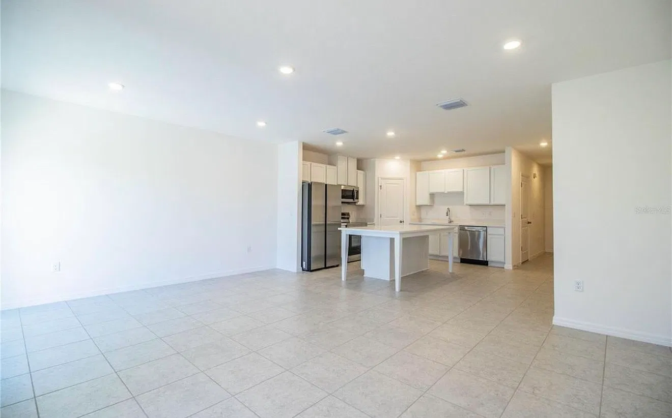 3 bed, 2.5 bath, $2,100 — Photo 4