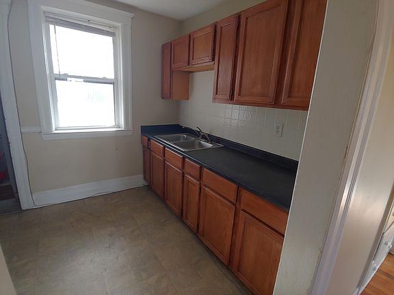 3rd image of 1535 W Canfield St #4