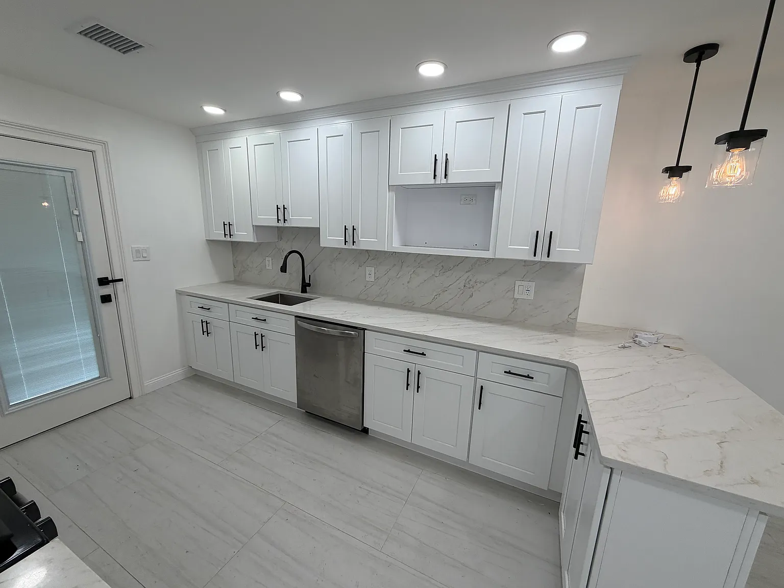 3 bed, 918 sqft, $3,900 — Photo 2