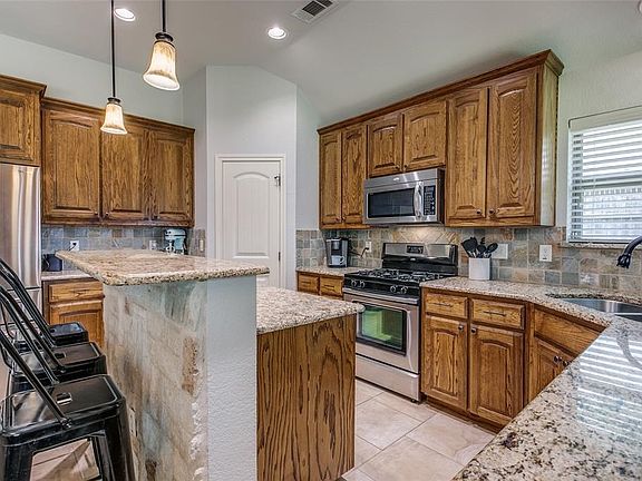 4th image of 3804 Dawn Dr